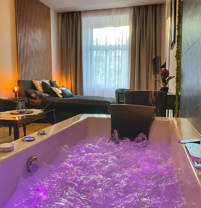 Apartament czarny z jacuzzi-1